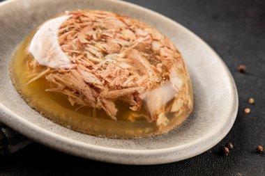 Et jölesi, sarımsaklı et, kas gücü, jöleli domuz eti, dana eti, iştah açıcı taze yemek arka planı, kırsal yemek, üst görünüm, fotokopi alanı.