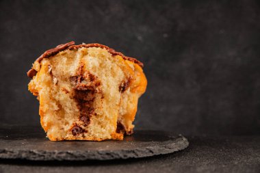 Çikolatalı kek tatlı tatlı aperatifler taze lezzetli gurme yemek masası kırsal yiyecekler üst görünüm fotokopi alanı ayarlıyor.