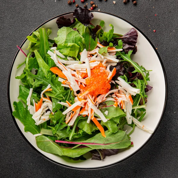 Yengeç eti salatası, kırmızı havyar, yeşil salata sağlıklı yemek karışımı ana yemek ana yemek aperatifi taze yemek masası sofraya gurme yemek arka planı kırsal yemek üst görünüm fotokopi alanı pezetaryan  