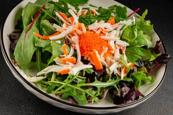 Yengeç eti salatası, kırmızı havyar, yeşil salata sağlıklı yemek karışımı ana yemek ana yemek aperatifi taze yemek masası sofraya gurme yemek arka planı kırsal yemek üst görünüm fotokopi alanı pezetaryan  