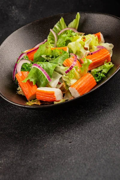 Yengeç salatası yeşil salata sağlıklı yemek aperatifi taze gurme yemek masası kırsal yemek üst görünüm fotokopi alanı keto ve paleo diyeti.