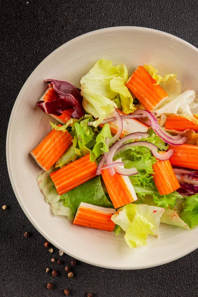 Yengeç salatası yeşil salata sağlıklı yemek aperatifi taze gurme yemek masası kırsal yemek üst görünüm fotokopi alanı keto ve paleo diyeti.