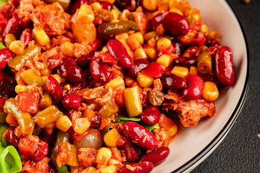 Meksika salatası ton balığı, kırmızı fasulye, mısır, biber, sebze yağı, sebze yağı, deniz ürünleri sağlıklı yemek ana yemek aperatifler taze lezzetli yemek masa arkası yemekleri üst manzara fotokopi alanı keto ve paleo diyeti vejetaryen yemekleri