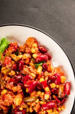 Meksika salatası ton balığı, kırmızı fasulye, mısır, biber, sebze yağı, sebze yağı, deniz ürünleri sağlıklı yemek ana yemek aperatifler taze lezzetli yemek masa arkası yemekleri üst manzara fotokopi alanı keto ve paleo diyeti vejetaryen yemekleri