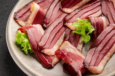 Ördek göğsü dilimleri, tütsülenmiş et, kümes hayvanları, yemekler, lezzetli çerezler, lezzetli gurme yemek arka planı, masa kırsal yiyeceklerin üst görünümü, fotokopi alanı.