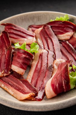 Ördek göğsü dilimleri, tütsülenmiş et, kümes hayvanları, yemekler, lezzetli çerezler, lezzetli gurme yemek arka planı, masa kırsal yiyeceklerin üst görünümü, fotokopi alanı.