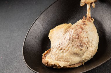 Ördek bacağı, haşlanmış et, kümes hayvanları sağlıklı yemek, ana yemek malzemesi aperatif taze yemek masası sofraya gurme yemek arka planı, kırsal yemek üst görünüm fotokopi alanı.