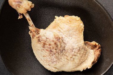 Ördek bacağı, haşlanmış et, kümes hayvanları sağlıklı yemek, ana yemek malzemesi aperatif taze yemek masası sofraya gurme yemek arka planı, kırsal yemek üst görünüm fotokopi alanı.