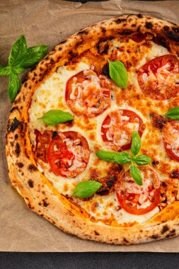 Pizza, domates, margarita, fast food, doğal ürün, lezzetli çerez, leziz gurme yemek arkaplan, masanın kırsal kesiminde fotokopi alanı.