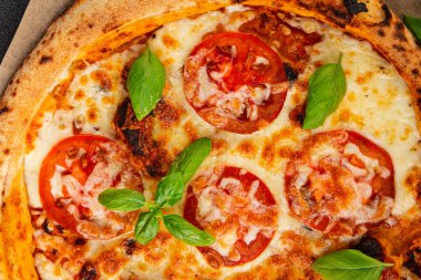 Pizza, domates, margarita, fast food, doğal ürün, lezzetli çerez, leziz gurme yemek arkaplan, masanın kırsal kesiminde fotokopi alanı.