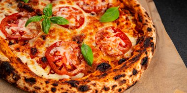 Pizza, domates, margarita, fast food, doğal ürün, lezzetli çerez, leziz gurme yemek arkaplan, masanın kırsal kesiminde fotokopi alanı.