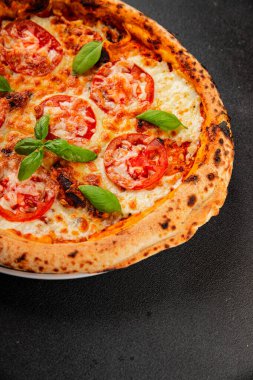 Pizza, domates, margarita, fast food, doğal ürün, lezzetli çerez, leziz gurme yemek arkaplan, masanın kırsal kesiminde fotokopi alanı.