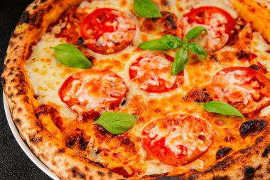 Pizza, domates, margarita, fast food, doğal ürün, lezzetli çerez, leziz gurme yemek arkaplan, masanın kırsal kesiminde fotokopi alanı.