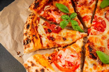 Pizza, domates, margarita, fast food, doğal ürün, lezzetli çerez, leziz gurme yemek arkaplan, masanın kırsal kesiminde fotokopi alanı.