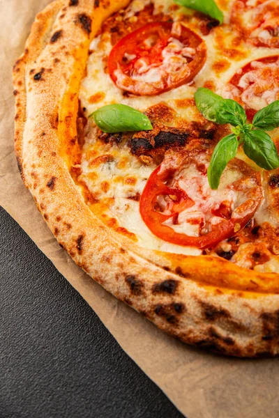 Pizza, domates, margarita, fast food, doğal ürün, lezzetli çerez, leziz gurme yemek arkaplan, masanın kırsal kesiminde fotokopi alanı.