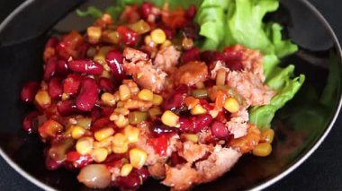 Meksika salatası ton balığı, kırmızı fasulye, mısır, biber, sebze yağı, deniz ürünleri sağlıklı yemek ana yemek aperatifleri taze lezzetli yemek masası arka plan yemekleri üst görünüm uzay vejetaryen yemekleri