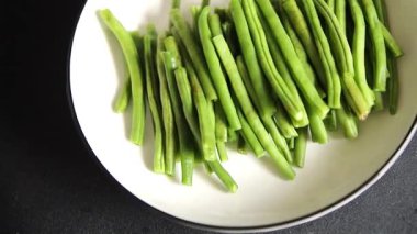 Taze taze fasulye taze sebze fasulyesi sağlıklı yiyecek aperatif taze lezzetli gurme yemek arka planı masa üzerinde rustik üst görünüm fotokopi alanı keto ve paleo diyet vejetaryen ve vejetaryen gıda