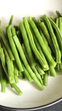 Taze taze fasulye taze sebze fasulyesi sağlıklı yiyecek aperatif taze lezzetli gurme yemek arka planı masa üzerinde rustik üst görünüm fotokopi alanı keto ve paleo diyet vejetaryen ve vejetaryen gıda