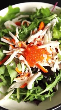 Yengeç eti salatası, kırmızı havyar, yeşil salata sağlıklı yemek karışımı ana yemek ana yemek aperatifi taze yemek masası sofraya gurme yemek arka planı kırsal yemek üst görünüm fotokopi alanı pezetaryan