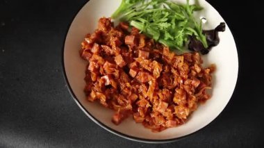 Jambon küp domates soslu haşlanmış lahana, haşlanmış lahana, sebze, sağlıklı yemek ana yemek, aperatif, taze lezzetli masa, gurme yemek arka planı, rustik gıda üst görünüm, fotokopi alanı.