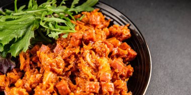 Jambon küp domates soslu haşlanmış lahana, haşlanmış lahana, sebze, sağlıklı yemek ana yemek, aperatif, taze lezzetli masa, gurme yemek arka planı, rustik gıda üst görünüm, fotokopi alanı.