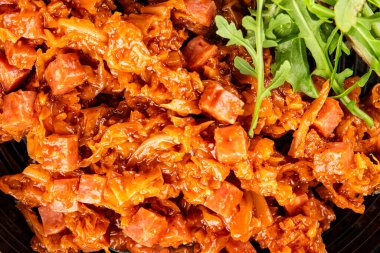 Jambon küp domates soslu haşlanmış lahana, haşlanmış lahana, sebze, sağlıklı yemek ana yemek, aperatif, taze lezzetli masa, gurme yemek arka planı, rustik gıda üst görünüm, fotokopi alanı.