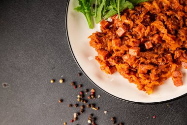 Jambon küp domates soslu haşlanmış lahana, haşlanmış lahana, sebze, sağlıklı yemek ana yemek, aperatif, taze lezzetli masa, gurme yemek arka planı, rustik gıda üst görünüm, fotokopi alanı.