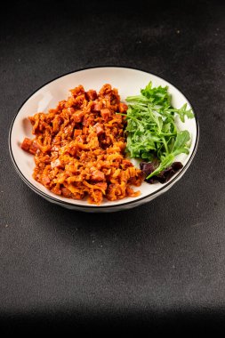 Jambon küp domates soslu haşlanmış lahana, haşlanmış lahana, sebze, sağlıklı yemek ana yemek, aperatif, taze lezzetli masa, gurme yemek arka planı, rustik gıda üst görünüm, fotokopi alanı.