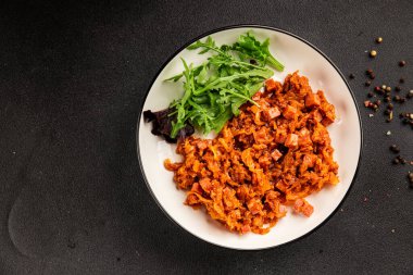 Jambon küp domates soslu haşlanmış lahana, haşlanmış lahana, sebze, sağlıklı yemek ana yemek, aperatif, taze lezzetli masa, gurme yemek arka planı, rustik gıda üst görünüm, fotokopi alanı.