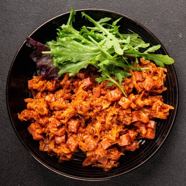 Jambon küp domates soslu haşlanmış lahana, haşlanmış lahana, sebze, sağlıklı yemek ana yemek, aperatif, taze lezzetli masa, gurme yemek arka planı, rustik gıda üst görünüm, fotokopi alanı.