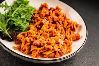 Jambon küp domates soslu haşlanmış lahana, haşlanmış lahana, sebze, sağlıklı yemek ana yemek, aperatif, taze lezzetli masa, gurme yemek arka planı, rustik gıda üst görünüm, fotokopi alanı.