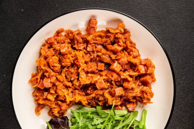 Jambon küp domates soslu haşlanmış lahana, haşlanmış lahana, sebze, sağlıklı yemek ana yemek, aperatif, taze lezzetli masa, gurme yemek arka planı, rustik gıda üst görünüm, fotokopi alanı.