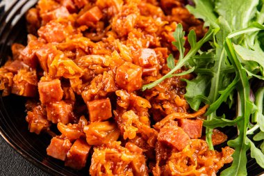 Jambon küp domates soslu haşlanmış lahana, haşlanmış lahana, sebze, sağlıklı yemek ana yemek, aperatif, taze lezzetli masa, gurme yemek arka planı, rustik gıda üst görünüm, fotokopi alanı.