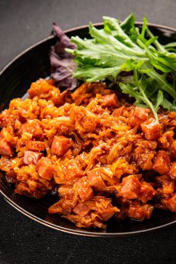 Jambon küp domates soslu haşlanmış lahana, haşlanmış lahana, sebze, sağlıklı yemek ana yemek, aperatif, taze lezzetli masa, gurme yemek arka planı, rustik gıda üst görünüm, fotokopi alanı.