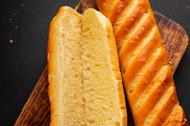 Sosisli ekmeği için taze çörek, doğal pişmiş yiyecekler, iştah açıcı, taze yemek masası, sofrada gurme yemek arka planı, kırsal yiyecekler, fotokopi alanı.