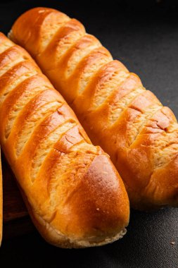 Sosisli ekmeği için taze çörek, doğal pişmiş yiyecekler, iştah açıcı, taze yemek masası, sofrada gurme yemek arka planı, kırsal yiyecekler, fotokopi alanı.