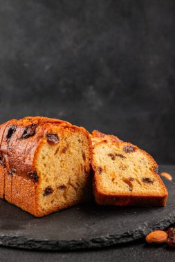 Meyveli kek tatlı meyveli pasta kurutulmuş meyveler, fındıklı geleneksel pişmiş yiyecekler doğal ürünler lezzetli çerezler lezzetli gurme yemek arkaplan masanın kırsal kesiminde fotokopi alanı