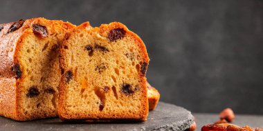 Meyveli kek tatlı meyveli pasta kurutulmuş meyveler, fındıklı geleneksel pişmiş yiyecekler doğal ürünler lezzetli çerezler lezzetli gurme yemek arkaplan masanın kırsal kesiminde fotokopi alanı