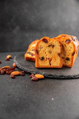 Meyveli kek tatlı meyveli pasta kurutulmuş meyveler, fındıklı geleneksel pişmiş yiyecekler doğal ürünler lezzetli çerezler lezzetli gurme yemek arkaplan masanın kırsal kesiminde fotokopi alanı