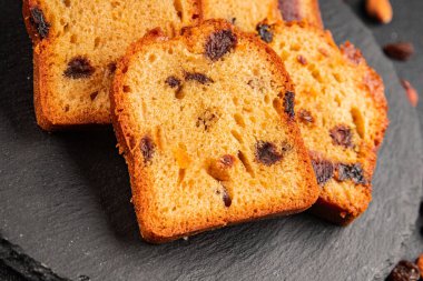 Meyveli kek tatlı meyveli pasta kurutulmuş meyveler, fındıklı geleneksel pişmiş yiyecekler doğal ürünler lezzetli çerezler lezzetli gurme yemek arkaplan masanın kırsal kesiminde fotokopi alanı