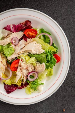 Salata tavuğu, et ve sebze domates, yeşil yaprak marul, soğan doğal ürün lezzetli aperatif taze lezzetli gurme yemek arka planı masa rustik üst manzara fotokopi alanı keto ve paleo diyeti