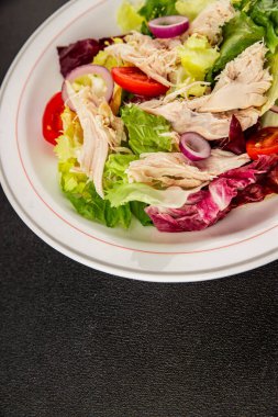 Salata tavuğu, et ve sebze domates, yeşil yaprak marul, soğan doğal ürün lezzetli aperatif taze lezzetli gurme yemek arka planı masa rustik üst manzara fotokopi alanı keto ve paleo diyeti