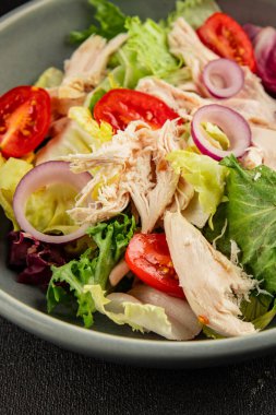 Salata tavuğu, et ve sebze domates, yeşil yaprak marul, soğan doğal ürün lezzetli aperatif taze lezzetli gurme yemek arka planı masa rustik üst manzara fotokopi alanı keto ve paleo diyeti