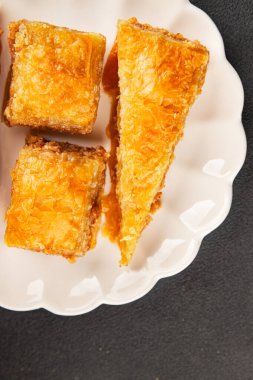 Antep fıstıklı ve bademli Baklava. Tatlı, doğu tatlıları. Lezzetli atıştırmalıklar.