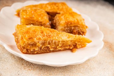 Antep fıstıklı ve bademli Baklava. Tatlı, doğu tatlıları. Lezzetli atıştırmalıklar.