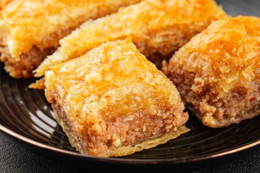 Antep fıstıklı ve bademli Baklava. Tatlı, doğu tatlıları. Lezzetli atıştırmalıklar.