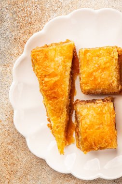 Antep fıstıklı ve bademli Baklava. Tatlı, doğu tatlıları. Lezzetli atıştırmalıklar.