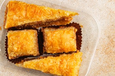 Antep fıstıklı ve bademli Baklava. Tatlı, doğu tatlıları. Lezzetli atıştırmalıklar.