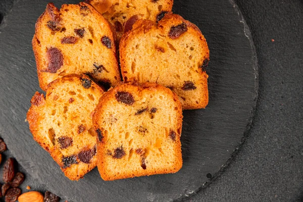 Meyveli kek tatlı meyveli pasta kurutulmuş meyveler, fındıklı geleneksel pişmiş yiyecekler doğal ürünler lezzetli çerezler lezzetli gurme yemek arkaplan masanın kırsal kesiminde fotokopi alanı