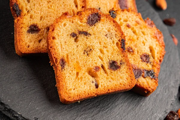 Meyveli kek tatlı meyveli pasta kurutulmuş meyveler, fındıklı geleneksel pişmiş yiyecekler doğal ürünler lezzetli çerezler lezzetli gurme yemek arkaplan masanın kırsal kesiminde fotokopi alanı